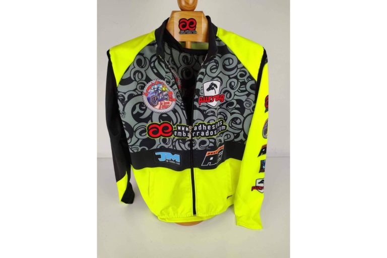 Crear una imagen exclusiva con equipación de enduro y motocross personalizada, en ADHESIVOSEMBARRADOS