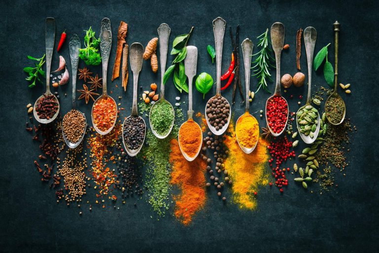 ¿Cuáles son los beneficios que aportan las especias tanto a la salud como al sabor de las comidas?