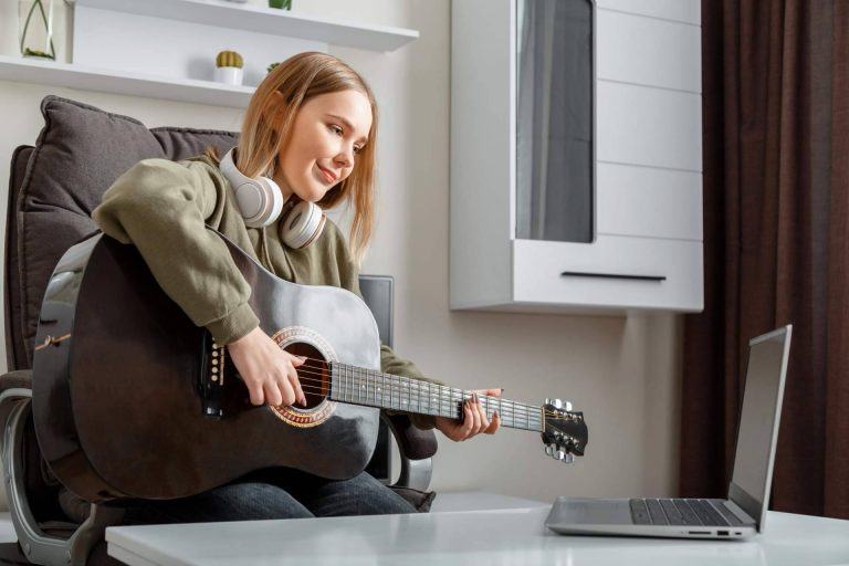 La Escuela de Música Erizo y sus clases de guitarra online. Personalizadas y divertidas