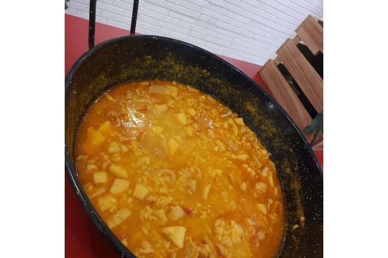 En la zona de El Cabañal, La Taberna Casera se establece como una de las arrocerías en Valencia más reconocidas