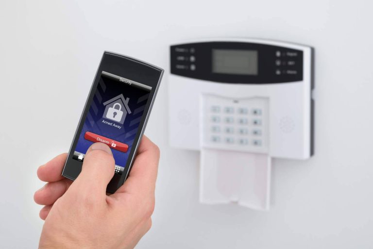 Urban Asesores Inmobiliarios instala alarmas para evitar ocupaciones en casas a la venta