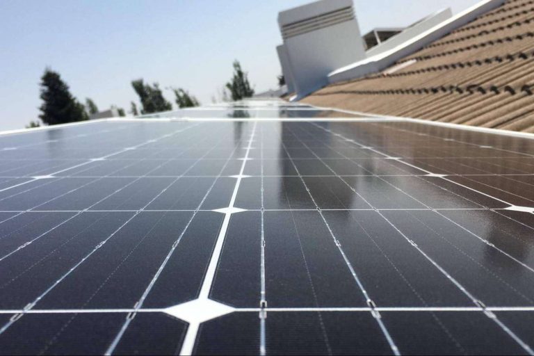 Enchufarse al sol y olvidarse de la subida de la luz