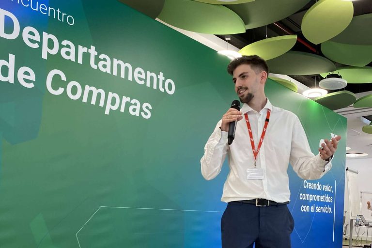 Carlos Estratega ayuda a emprendedores a lograr el éxito a través de las redes sociales