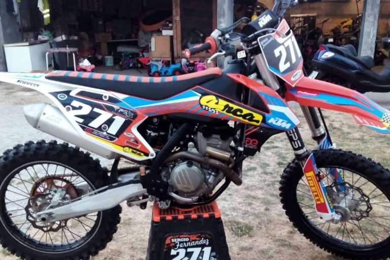 ADHESIVOSEMBARRADOS ofrece adhesivos personalizados para dar un nuevo estilo a la moto