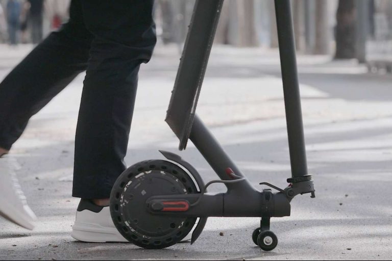 El soporte de Techmotion Electronics para patinete eléctrico facilita su transporte en el transporte público