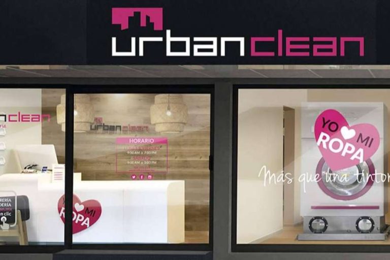¿Cómo es el modelo de franquicia de lavandería de autoservicio de UrbanClean?