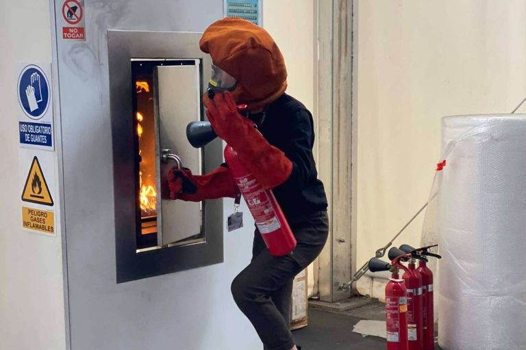 Formación en manos de expertos para convertirse en auxiliar de vuelo en Barcelona, con Bravo19