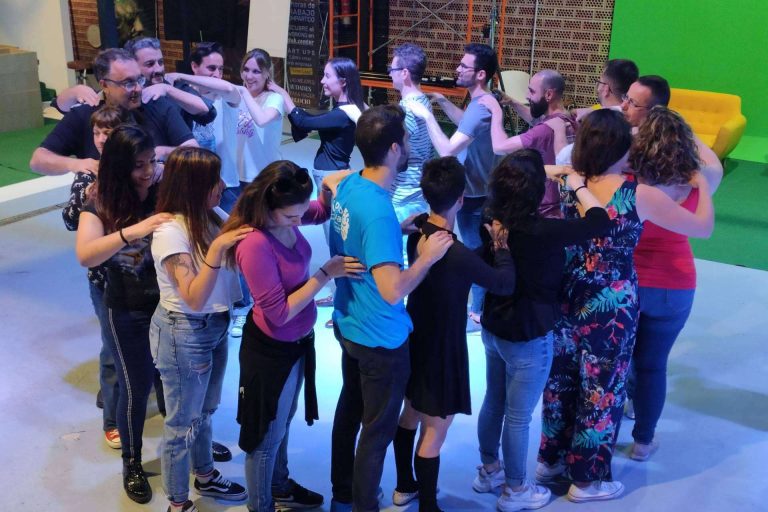 Crear historias sin guion previo con la escucha activa, el trabajo en equipo y la creatividad, de la mano de ImproVivencia
