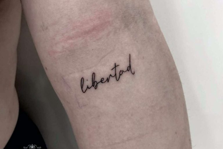 Tatuajes a línea fina, una tendencia disponible en el estudio de Vieja Escuela Tattoo