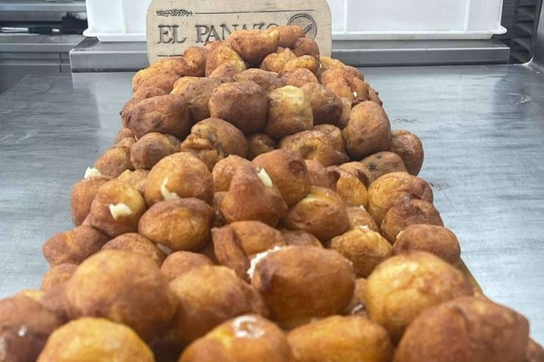 Buñuelos y huesos de santo, dulces tradicionales disponibles en El Panazo
