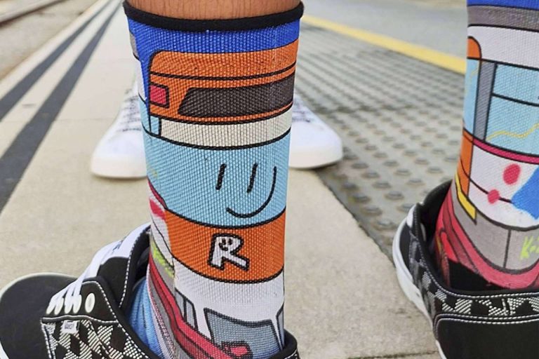 Vestir arte urbano con los calcetines divertidos de la firma ISOKISI