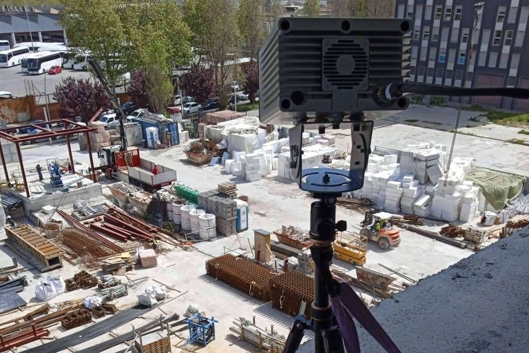 Una mejora en la prevención de accidentes en la construcción de la mano de la imagen 3D y la inteligencia artificial