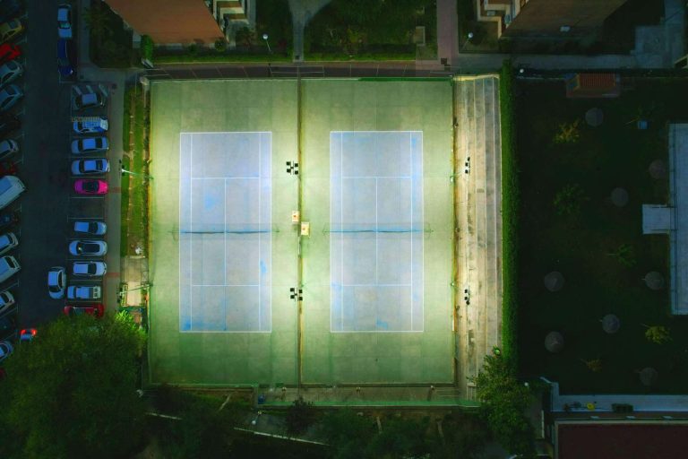 Variedad y calidad en focos LED para tenis en Óptima LED