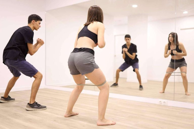 Carlos, fisioterapeuta deportivo y gerente de Clínica Axial, centro de Fisioterapia deportiva y rehabilitación en Barcelona, explica como trabaja un fisioterapeuta deportivo