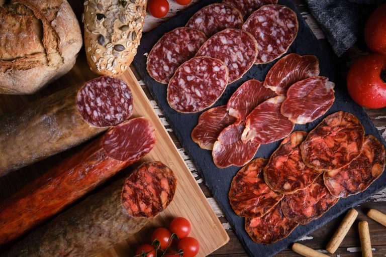 Surtido de embutidos al corte y a medida de la mano de Maximiliano Jabugo