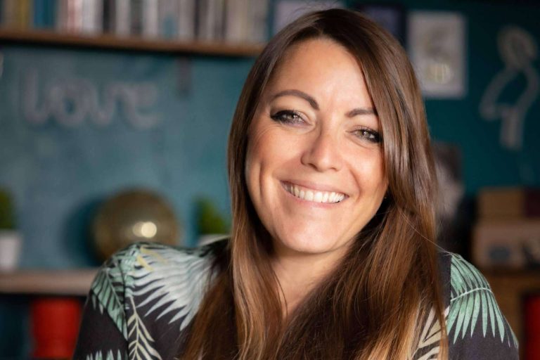 Cómo recuperar la feminidad hablada en una voz virilizada por los esteroides