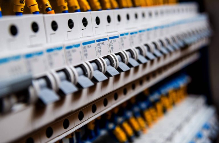 ¿Cuáles son las ventajas de utilizar un protector contra sobretensiones en el hogar?