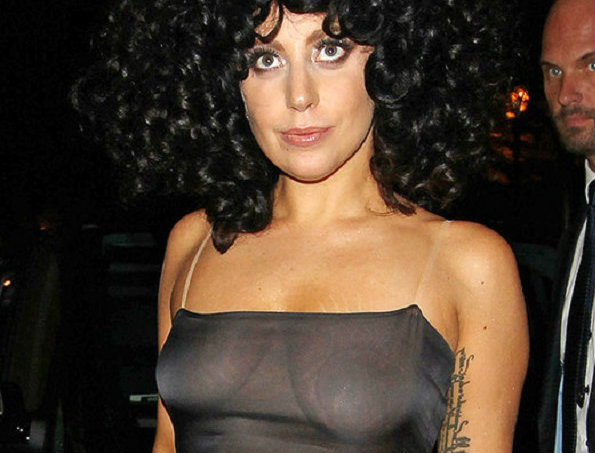 Famosas con poco pecho que se animan con vestidos infartantes