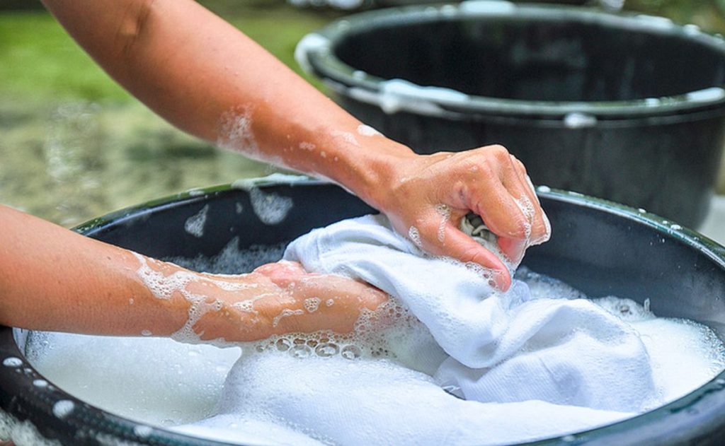 Trucos para lavar a mano tu ropa y que quede más limpia que la lavadora