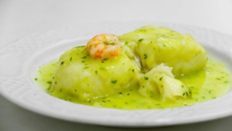 Así se hace la merluza en salsa verde: un plato tradicional vasco para deslumbrar