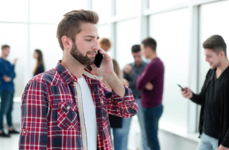 El aumento de los desplazamientos acrecienta la preocupación de los españoles por la duración de la batería de sus móviles