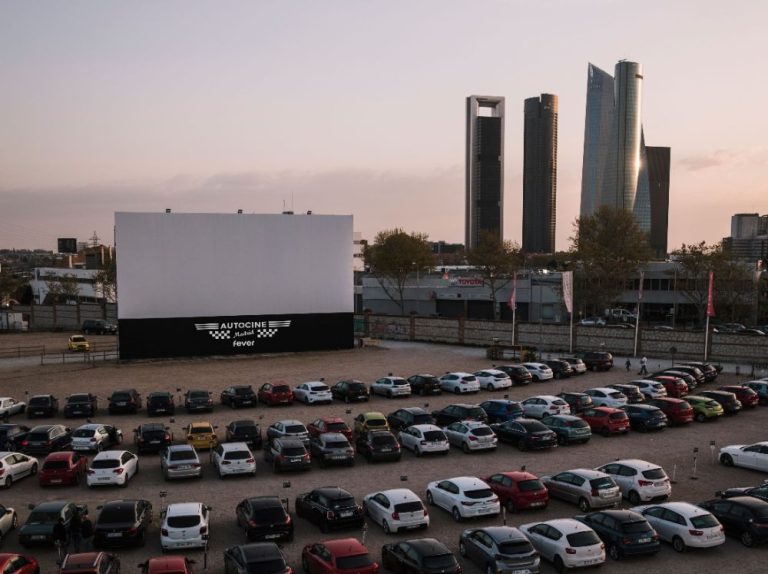 Autocine Madrid y Fever ﬁrman un acuerdo convirtiendo al espacio en "Autocine Madrid Fever"