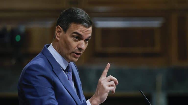 Sánchez castiga otra vez a la Casa Real mientras dispara su salario