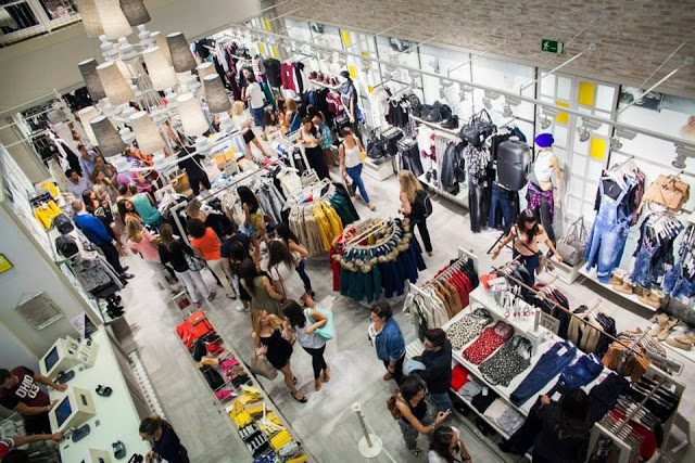 El top asimétrico de Stradivarius que te sirve para cualquier ocasión por 12,99