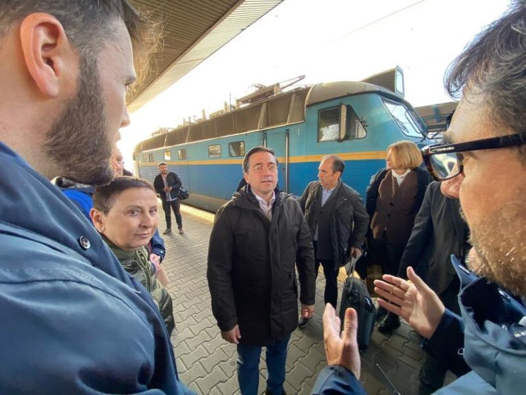 Albares llega a Kiev para hacer entrega de 30 ambulancias