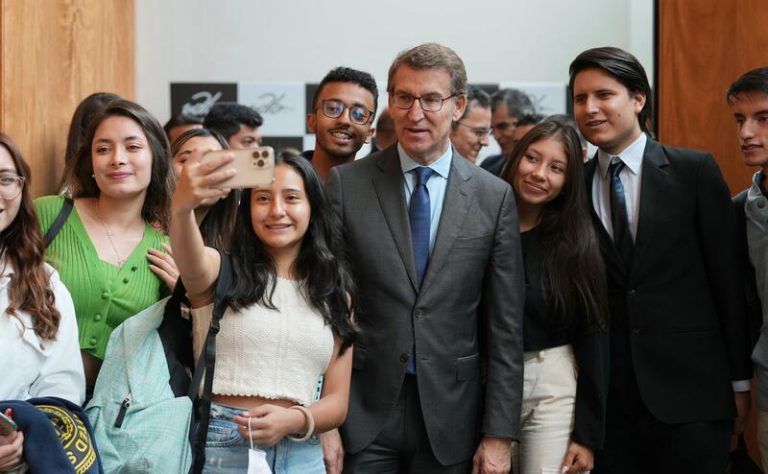 Feijóo avisa desde Ecuador que apoyar a Vox o Cs puede mantener a Sánchez en Moncloa