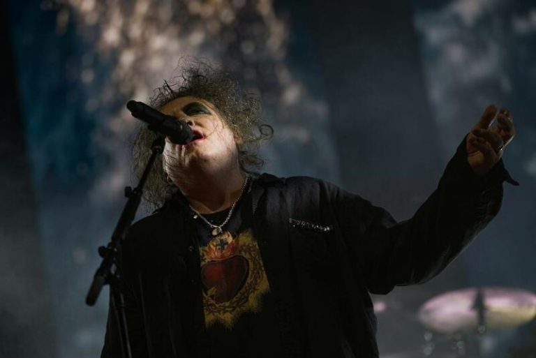 The Cure repasa grandes éxitos y comparte nuevas canciones en un Palau Sant Jordi con 'sold out'