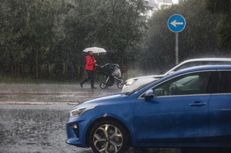 Aviso por lluvias, olas, tormentas o viento da la bienvenida a un fin de semana pasado por agua