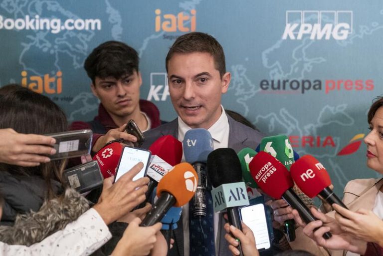 Juan Lobato exige a Feijóo que no se atreva a usar el nombre de Rubalcaba para atacar al PSOE