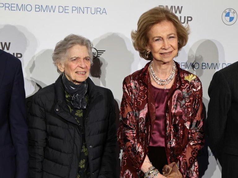 La Reina Sofía preside los Premios BMW de Pintura acompañada por su hermana Irene de Grecia
