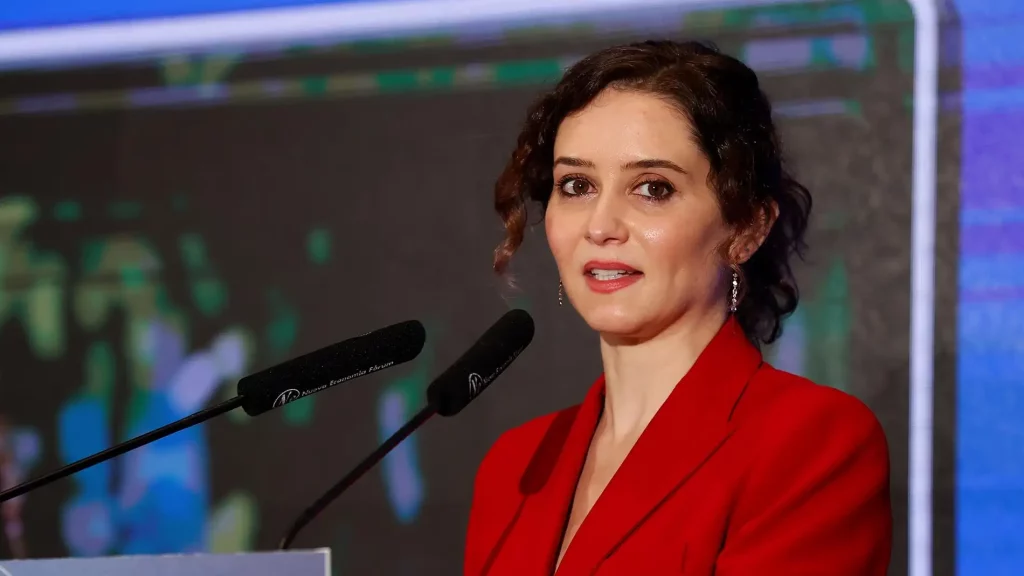 Ayuso premia a las familias con más de 100.000 euros con más becas 100 Ayuso premia a las familias con más de 100.000 euros con más becas