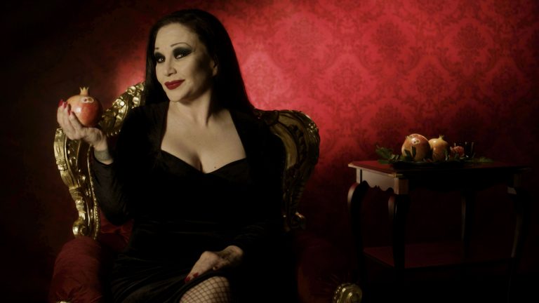 Alaska destaca las cualidades que convierten a la Granada Mollar de Elche en la reina de todas las granadas