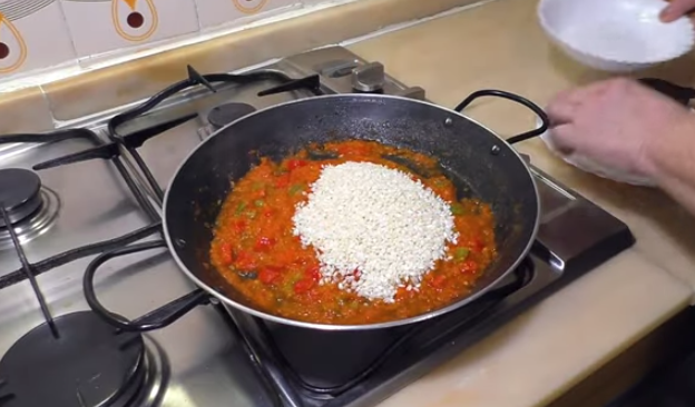 Arroz con manitas de cerdo que rivaliza con el de marisco