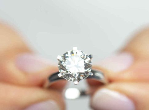 Así puedes saber si tu anillo de diamantes es de verdad o falso 1 Así puedes saber si tu anillo de diamantes es de verdad o falso