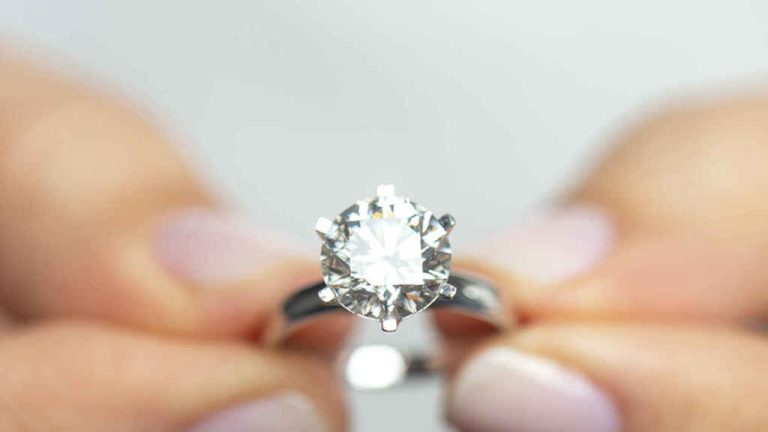 Así puedes saber si tu anillo de diamantes es de verdad o falso