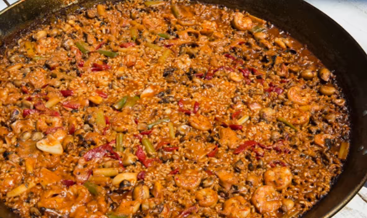 Así se prepara el arroz del senyoret, el plato original de Valencia