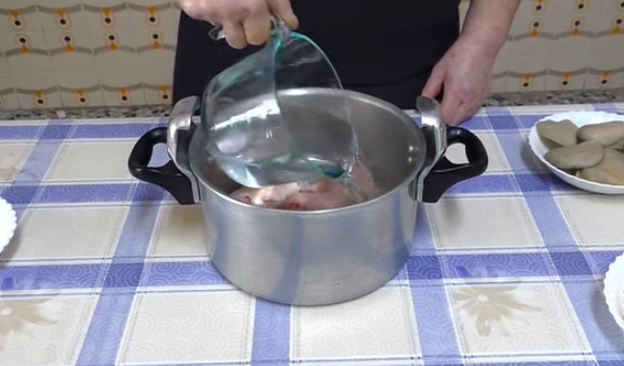 Arroz con manitas de cerdo que rivaliza con el de marisco