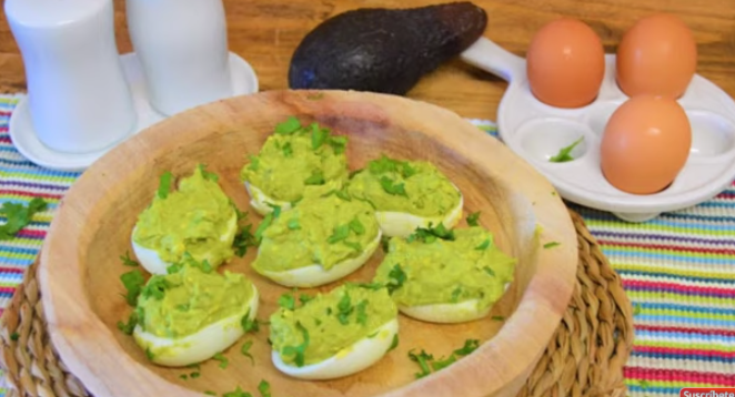 La sencilla receta de huevos rellenos de aguacate como entrante
