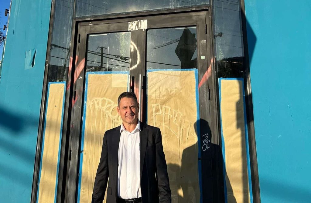 Enrique Tomás en la entrada del local en Miami. @Cortesía