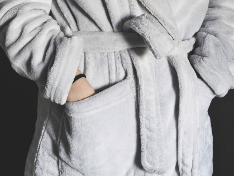 Esta es la frecuencia con la que debes lavar tu albornoz