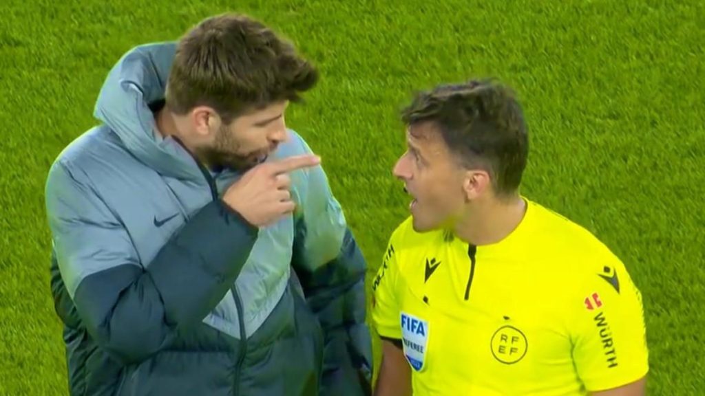 Esto es lo que le costará al Barcelona la última sanción de Piqué en su carrera 24 Gil Manzano, el árbitro que se llevó dardos de Piqué