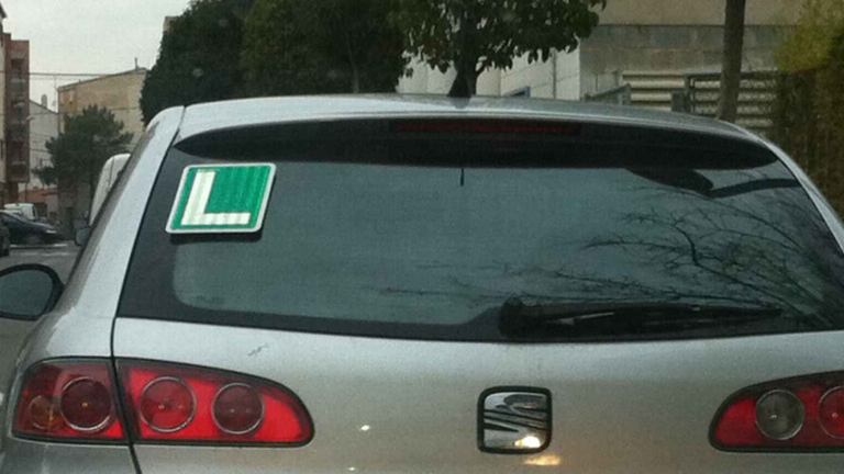 La multa de la DGT por llevar la letra L sin ser novel