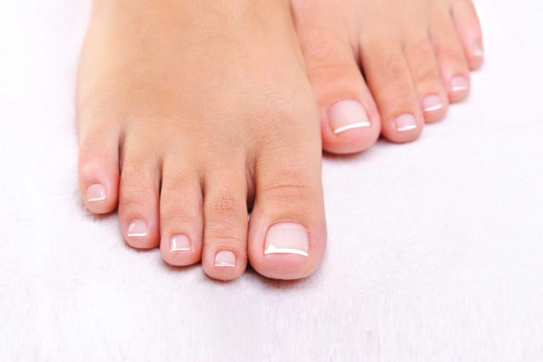 Estos son los colores de uñas de los pies que más rejuvenecen