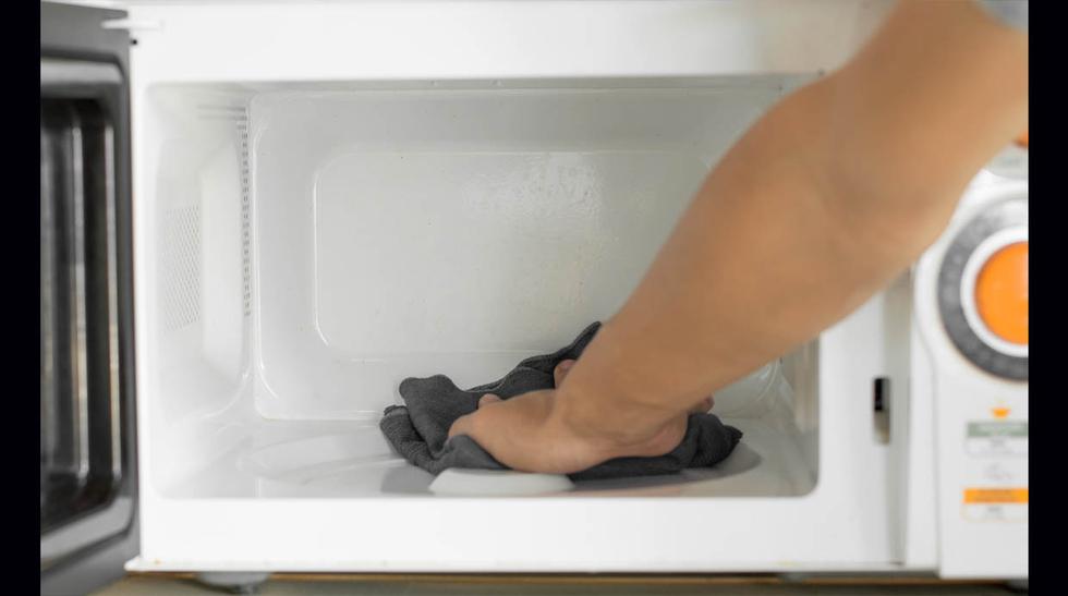 ¿Tu microondas o tu horno están manchados?
