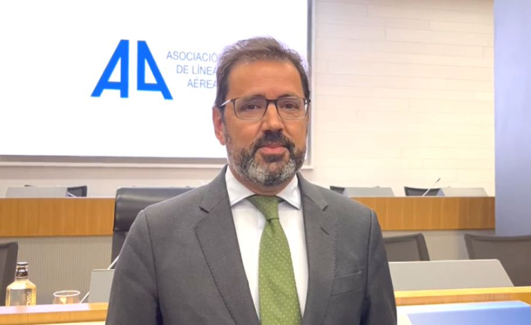 La Asociación de Líneas Aéreas reclama al Gobierno que elimine la obligación del uso de la mascarilla en el avión