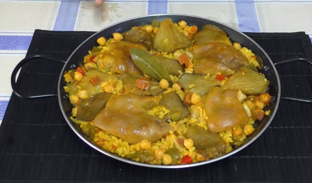 Arroz con manitas de cerdo que rivaliza con el de marisco